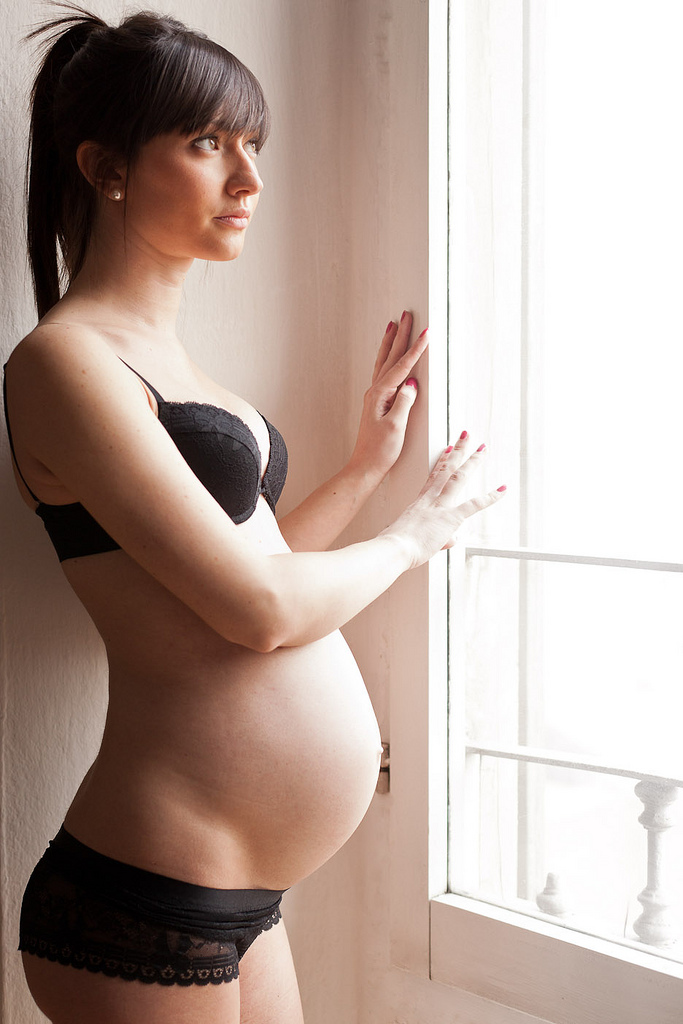 Беременная девушка на 9-м месяце — НЮ